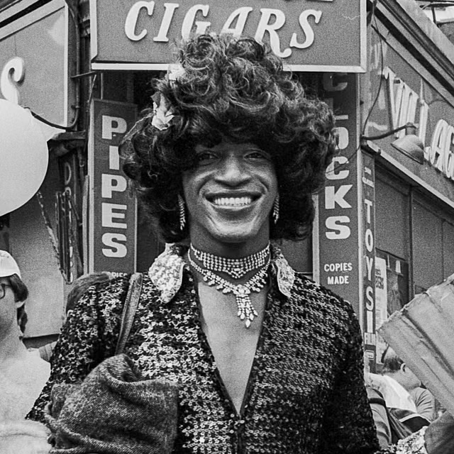 Marsha P. Johnson се усмихва на улица в Гринич Вилидж